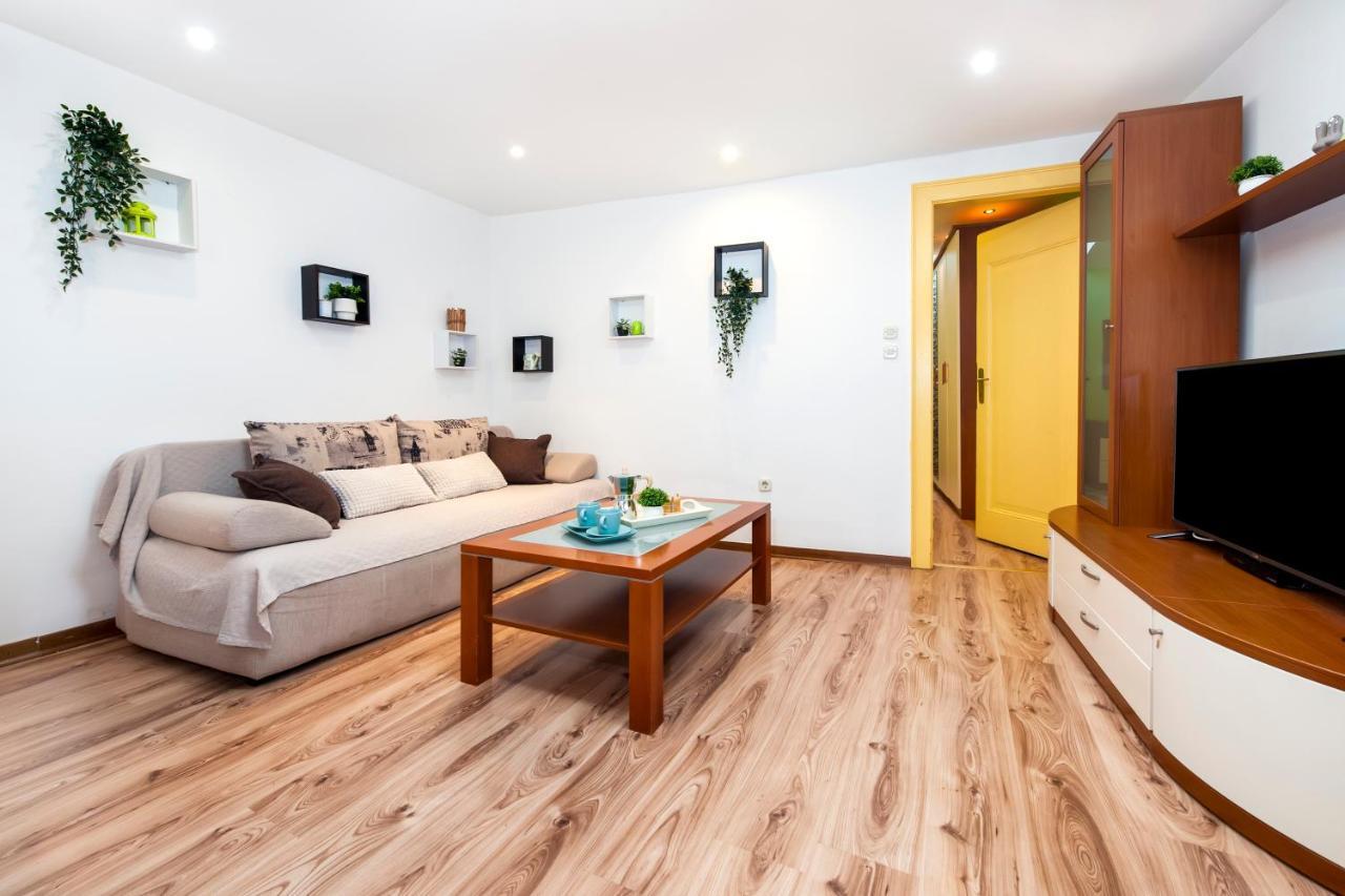 Ap Downtown Apartment Ровинь Экстерьер фото