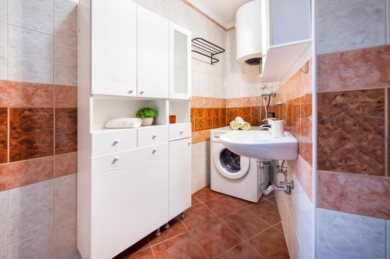 Ap Downtown Apartment Ровинь Экстерьер фото