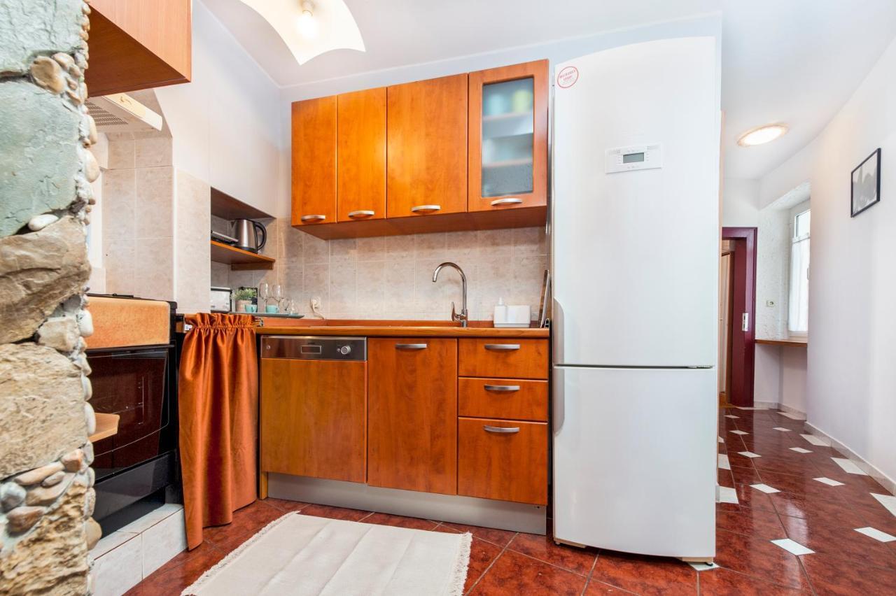 Ap Downtown Apartment Ровинь Экстерьер фото