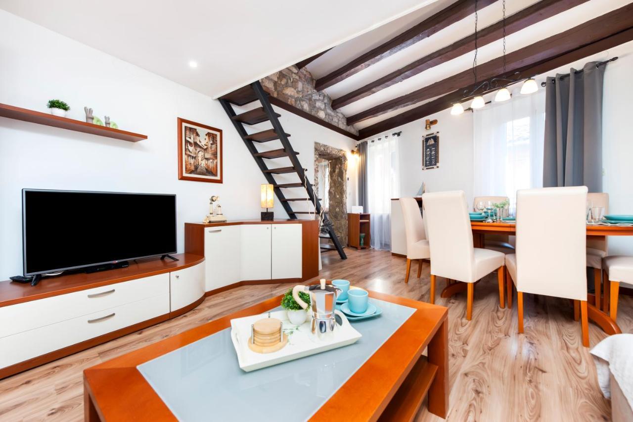 Ap Downtown Apartment Ровинь Экстерьер фото