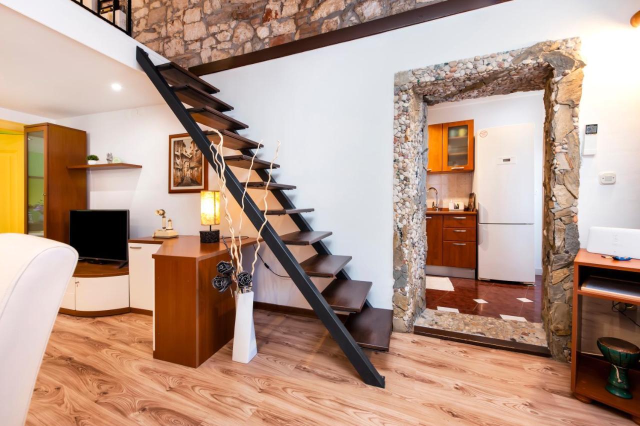 Ap Downtown Apartment Ровинь Экстерьер фото